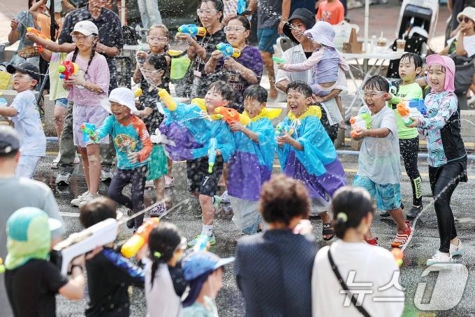 [사진] 차 없는 거리에서 즐기는 물총싸움