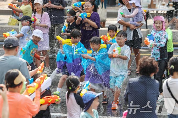 [사진] 차 없는 거리에서 즐기는 신나는 물총싸움