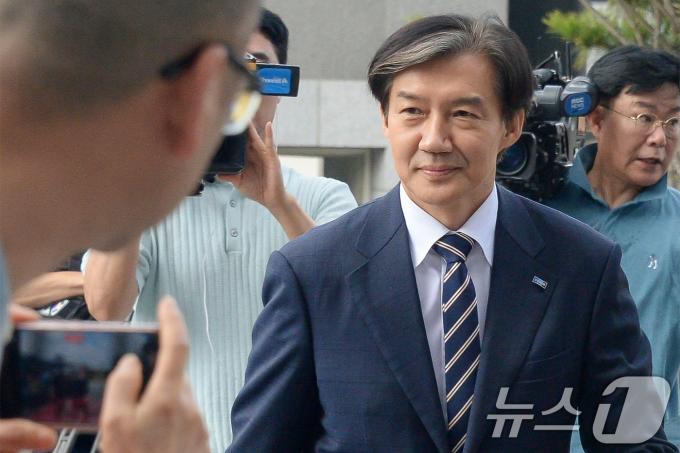 [사진] 여유 있는 표정으로 전주지검 도착한 조국