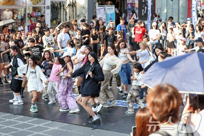 [사진] K-POP 음악에 맞춰 '랜덤플레이 댄스'