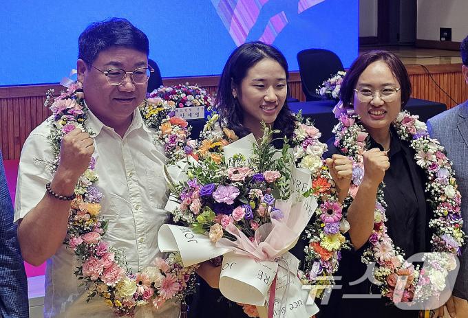 [사진] 가족과 함께 고향 나주에서 열린 환영행사 참석한 안세영