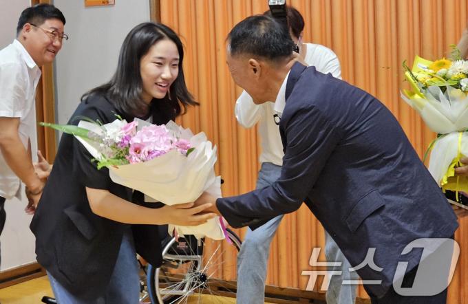 [사진] 꽃다발 받는 안세영