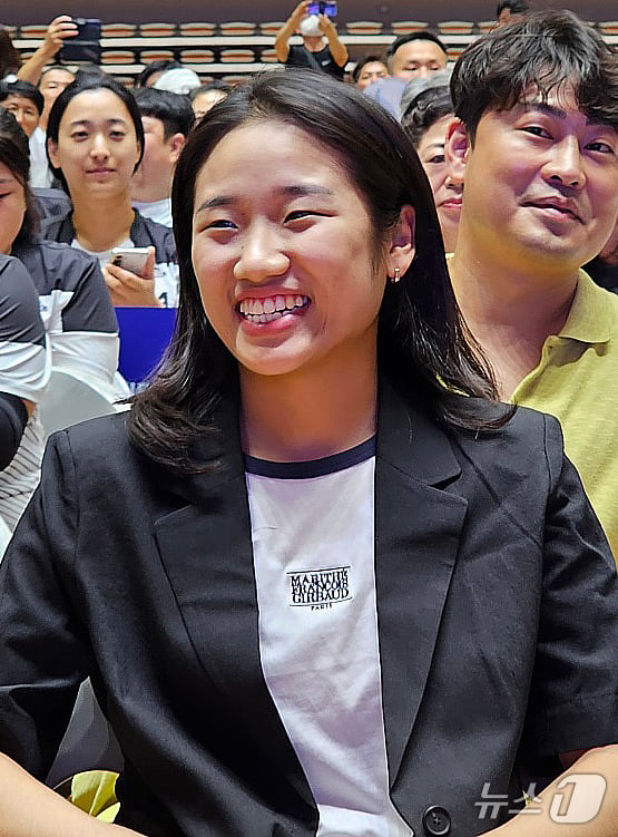 [사진] 고향 방문해 미소 짓는 안세영