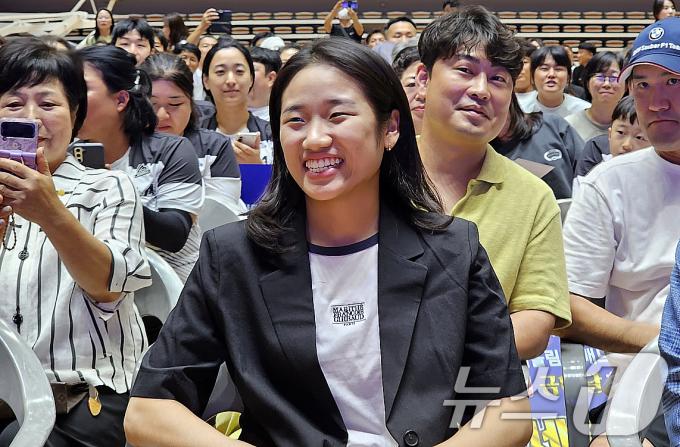 [사진] 밝은 미소 짓는 안세영
