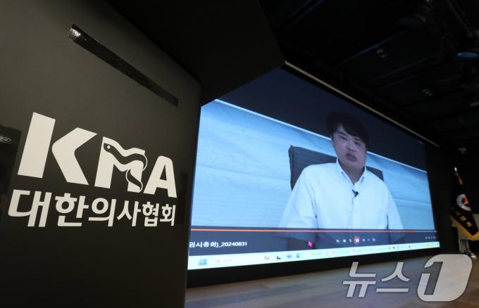 [사진] 인사말하는 임현택 회장