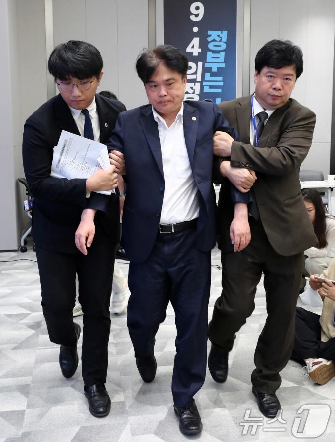 [사진] 부축 받으며 퇴장하는 임현택 회장
