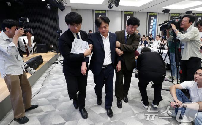 [사진] 부축 받으며 임시대의원총회장 나서는 임현택 회장