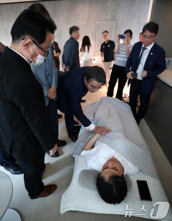 [사진] 단식투쟁 이어가는 임현택 회장 찾은 의사들