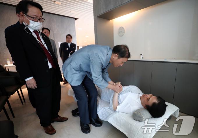 [사진] 임현택 회장 격려하는 의사들