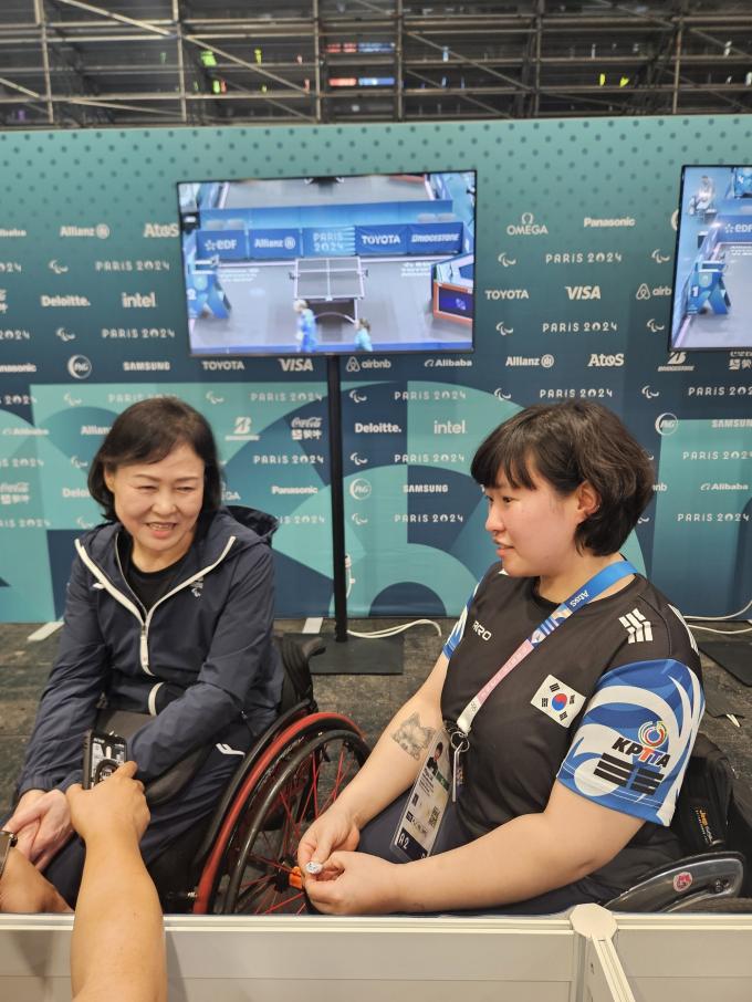 2024 파리 패럴림픽 탁구 여자 복식에서 동메달을 획득한 강외정과 이미규. (대한장애인체육회 제공)