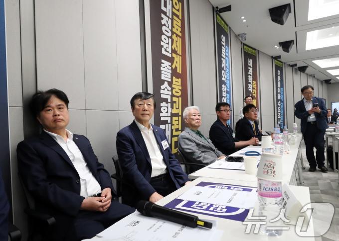 [사진] 의협 임시대의원총회 참석한 임현택 회장