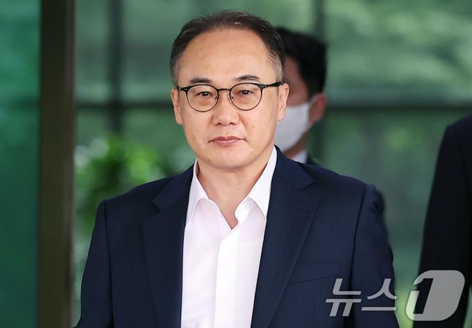 이원석 검찰총장이 26일 서울 서초구 대검찰청에서 점심식사를 위해 청사를 나서고 있다. 이 총장은 이날 출근길에서 취재진과 만나 윤석열 대통령 부인 김건희 여사의 명품 가방 수수 사건을 수사심의위원회에 회부한 것과 관련 