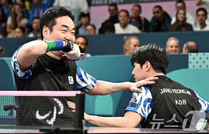 [사진] 준결승전 승리 기뻐하는 박성주-장영진