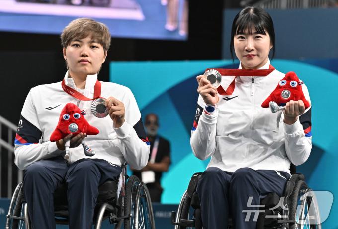 [사진] 은메달 목에 건 윤지유-서수연