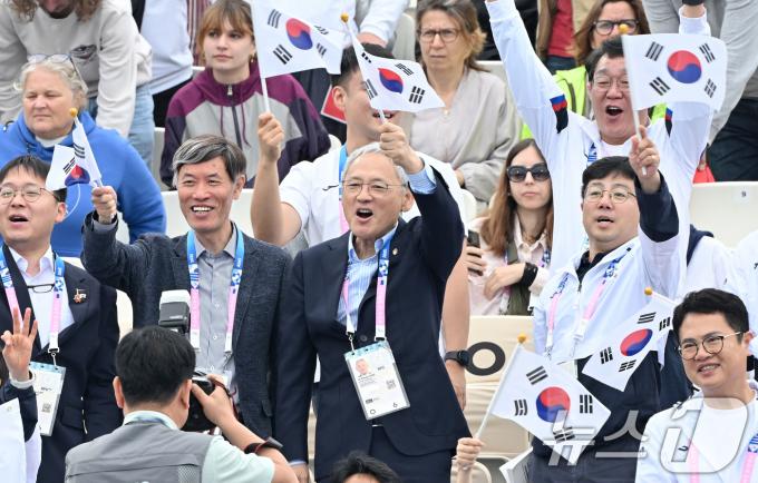 [사진] 양궁 김옥금 응원하는 유인촌 장관