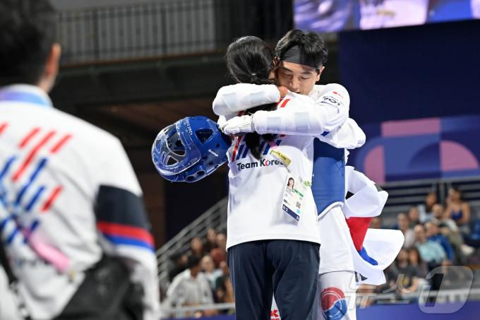 [사진] '2개 대회 연속 동메달' 주정훈, 김예선 감독과 포옹