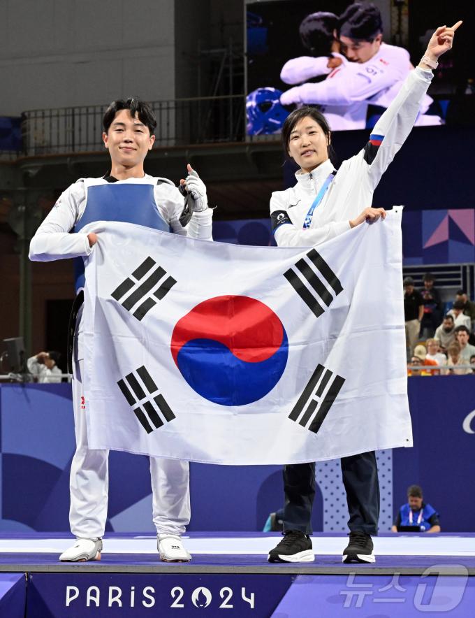 [사진] 태극기 든 주정훈·김예선 감독