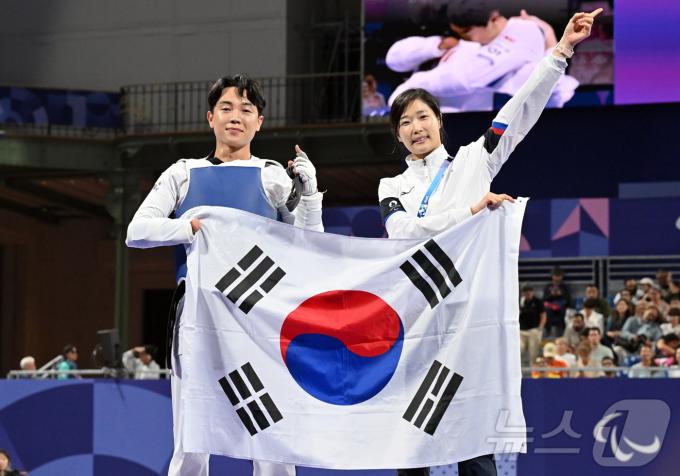 [사진] 김예선 감독과 기념 촬영하는 주정훈