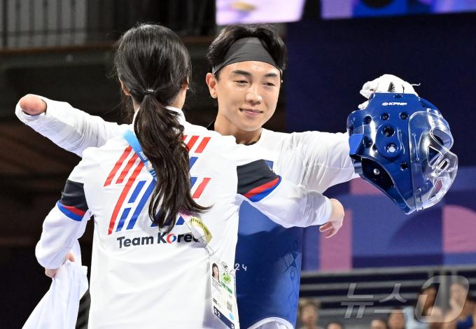 [사진] 김예선 감독과 포옹하는 주정훈