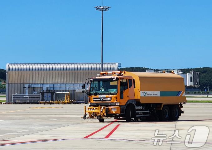 [사진] 인천공항, 신규 계류장 확장지역 이물질(F.O.D.) 수거행사 시행