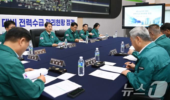 [사진] 여름철 전력수급 상황점검회의 주재하는 안덕근 장관