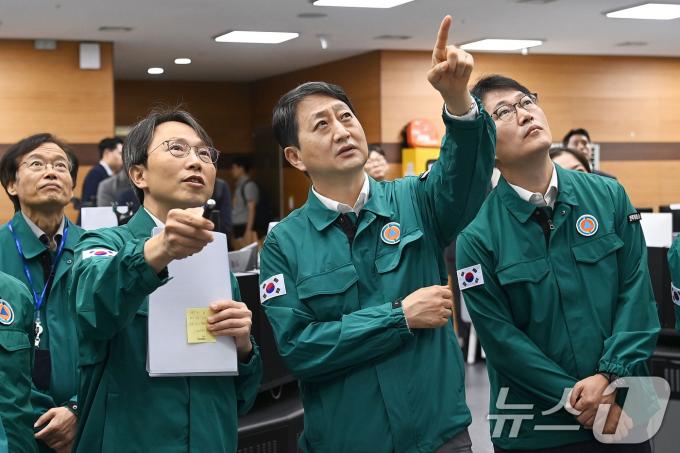 [사진] 전력관제센터 점검하는 안덕근 장관