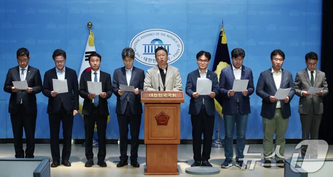 [사진] 민주당 '전임 대통령에 대한 정치보복의 끝은 몰락일 뿐'