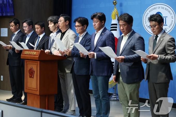 [사진] 민주당 '전임 대통령에 대한 정치보복 중단 촉구'