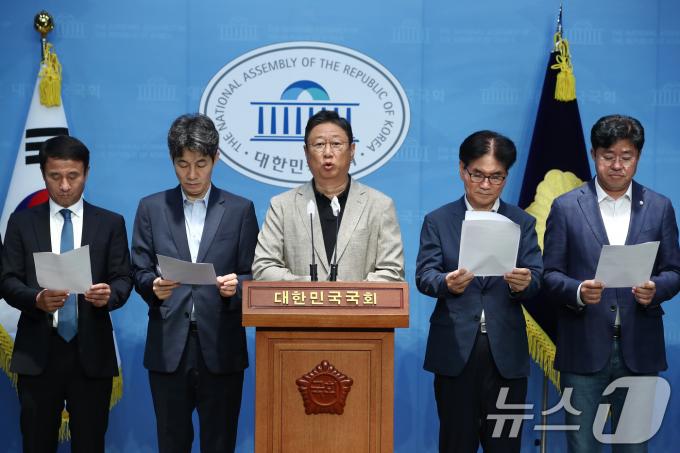 [사진] 민주당 '전임 대통령에 대한 정치보복 중단 촉구'