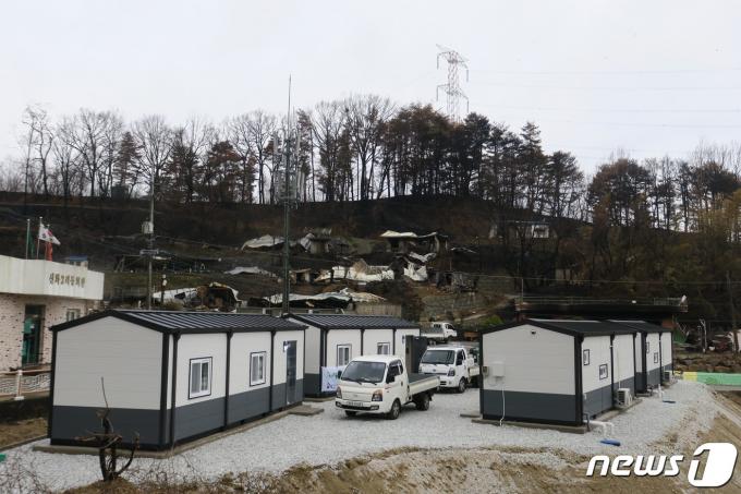 2022년 설치된 경북 울진군 산불 피해 지역 북먼 신화2리 회동마을 임시 조립식 주택.(독자제공) ⓒ News1 최창호 기자