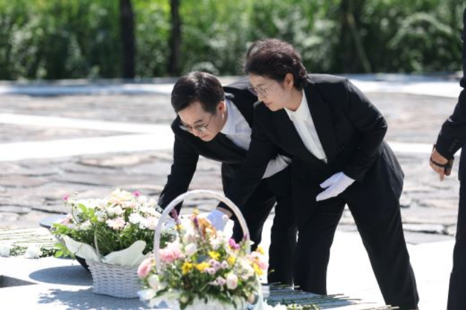 31일 오후 봉하마을을 방문한 김동연 경기도지사와 배우자인 정우영 여사가 고(故) 노무현 전 대통령 묘역을 참배했다. / 사진제공=경기도