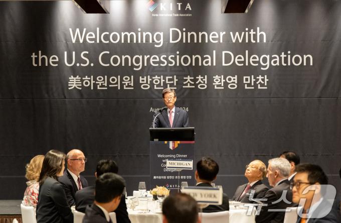 [사진] 윤진식 무역협회 회장, 미국 하원의원 초청 네트워킹 간담회 환영사