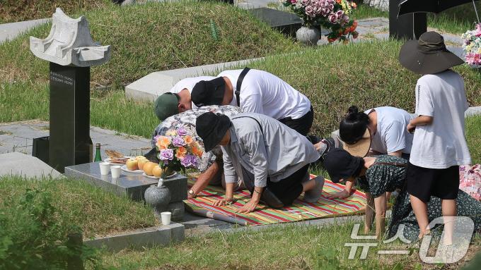 [사진] 추석 앞두고 미리 성묘 온 시민들
