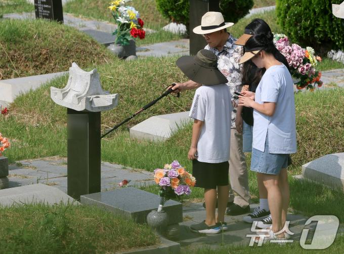 [사진] 가족들과 이른 성묘 왔어요