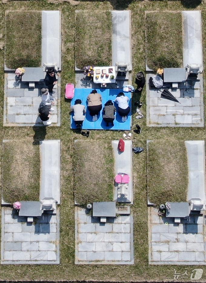 [사진] 추석 앞두고 미리 성묘 온 시민들