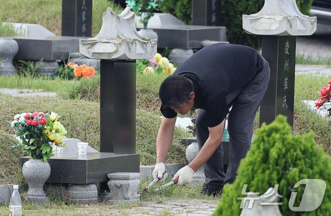 [사진] 벌초하는 성묘객
