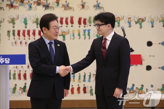 [사진] 손 맞잡고 대화 나누는 한동훈·이재명 대표