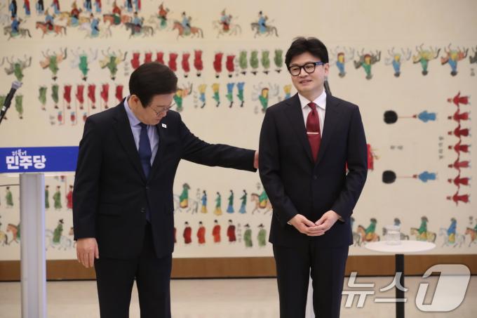 [사진] '조금 더 가까이' 여야 대표 첫 회담