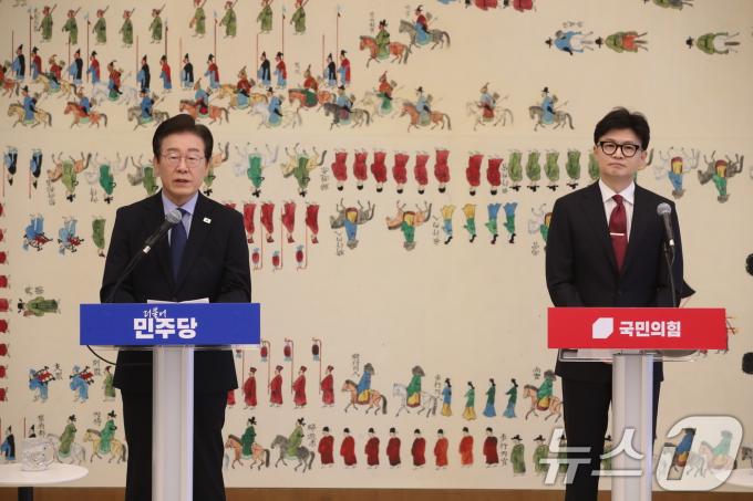 [사진] 여야 대표 회담 발언하는 이재명 민주당 대표