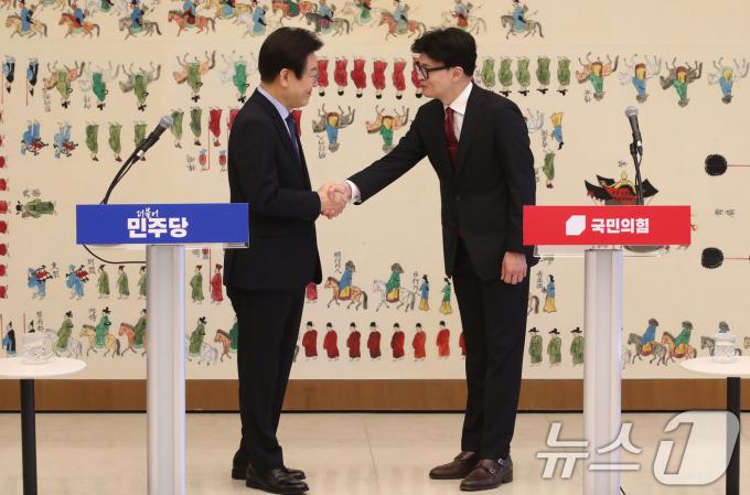 [사진] 손 잡은 한동훈·이재명 '첫 회담'
