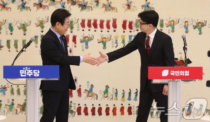 [사진] 손 잡는 여야 대표