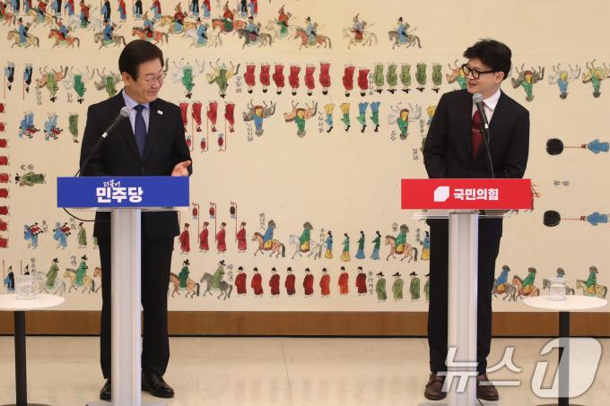 [사진] 한동훈·이재명 '마주보고 웃으며'
