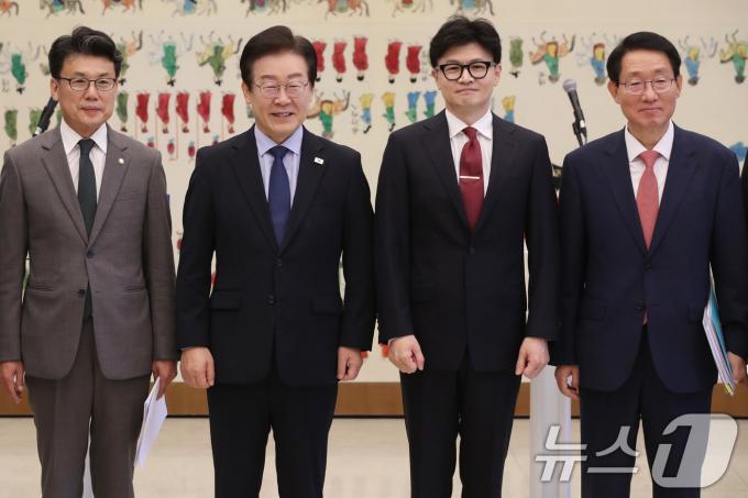 [사진] 나란히 선 여야 대표