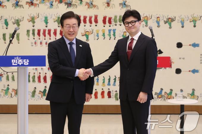 [사진] 손잡은 여야 대표
