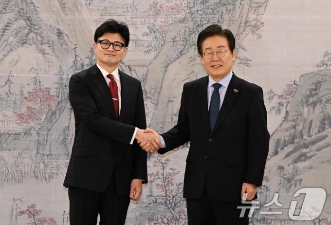 [사진] 손 잡은 한동훈·이재명 '첫 회담'