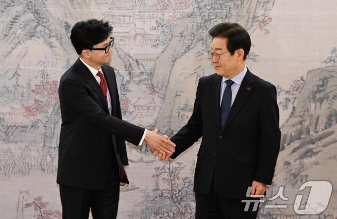[사진] 손잡는 한동훈·이재명