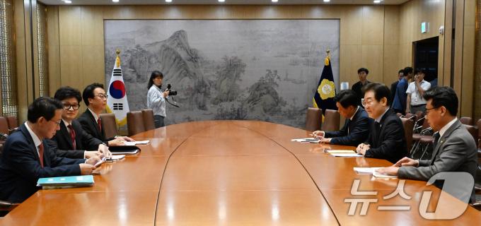 [사진] 마주 앉은 여야 대표 '첫 회담'