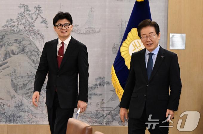[사진] 여야 대표 '회담장 입장'
