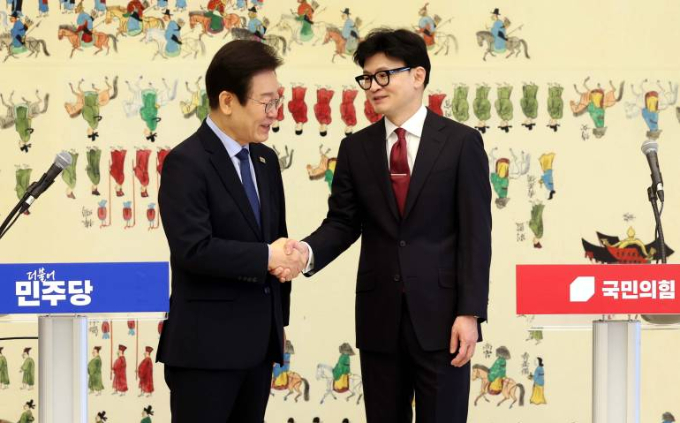 한동훈 국민의힘 대표와 이재명 더불어민주당 대표가 1일 서울 여의도 국회에서 열린 국민의힘-더불어민주당 당대표 회담에 앞서 모두 발언을 마치고 악수를 하고 있다./사진=뉴시스