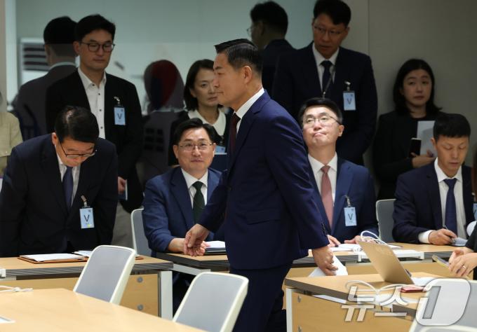 [사진] 사이버안보 기본계획 브리핑 입장하는 신원식 안보실장